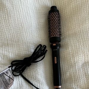 Wavytalk curling brush- used 1 time